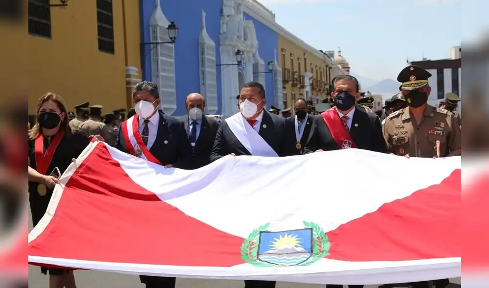 Autoridades políticas y militares hicieron un paseo de la bandera en la plaza de armas de Trujillo. Foto: MPT Autoridades políticas y militares hicieron un paseo de la bandera en la plaza de armas de Trujillo. Foto: MPT