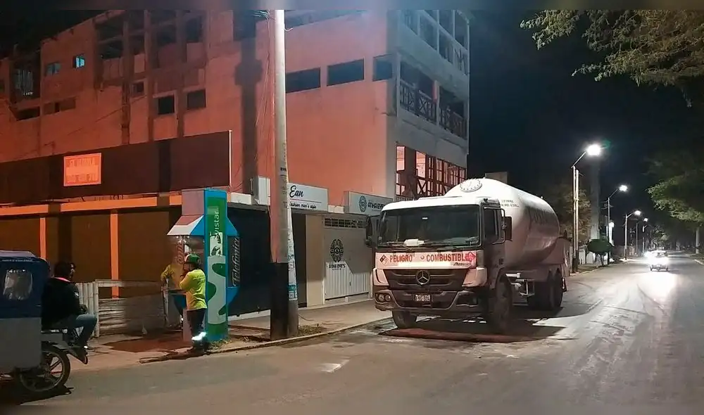 Incendio de cisterna con gas en calle céntrica de Talara fue controlado. Foto: LR.