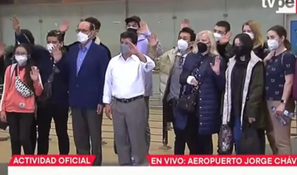 Fueron 10 adultos y tres niños los que integran este primer grupo de compatriotas repatriados desde Ucrania. Foto: captura de TV Perú