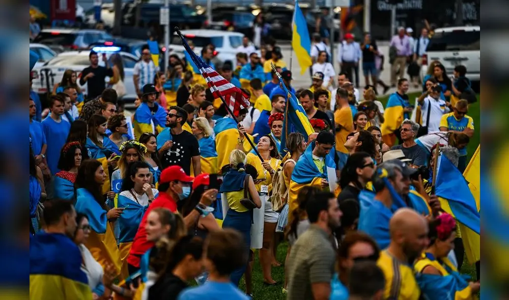 Miembros y simpatizantes de la comunidad ucraniana se reúnen para manifestarse en apoyo a Ucrania. Foto: AFP