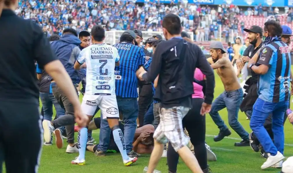 Los enfrentamientos entre ambas barras dejaron víctimas mortales tras la suspensión del partido de la Liga MX. Foto: Querétaro vs. Atlas se suspendió en el segundo tiempo cuando los zorros ganaban 1-0. Foto: Twitter @MetropolitanoAg Los enfrentamientos entre ambas barras dejaron víctimas mortales tras la suspensión del partido de la Liga MX. Foto: Querétaro vs. Atlas se suspendió en el segundo tiempo cuando los zorros ganaban 1-0. Foto: Twitter @MetropolitanoAg