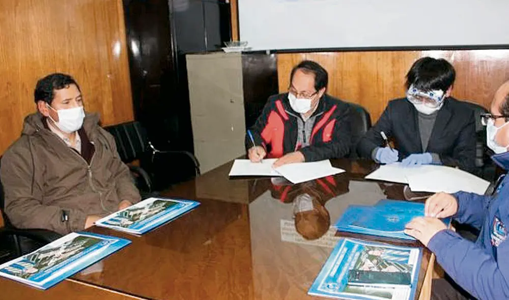 Buscado. Chen Junkun firmando contrato en Puno. Foto: difusión