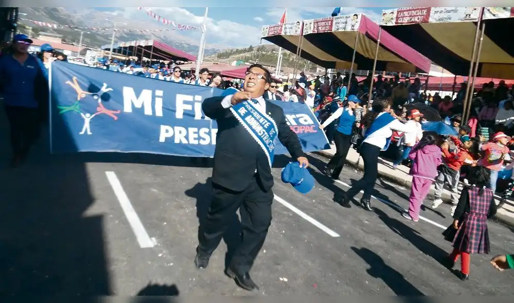 Evidencia. Fotografía revelan que Hancco estaba en la dirección de Mi Financiera, acá participa de un desfile como directivo. Evidencia. Fotografía revelan que Hancco estaba en la dirección de Mi Financiera, acá participa de un desfile como directivo.
