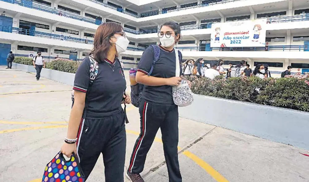 Las adolescentes Vania Vega y María Fernanda Castillo llegando al patio del Bertolt Brecht en su primer día de clases presenciales. Foto: Félix Contreras/La República