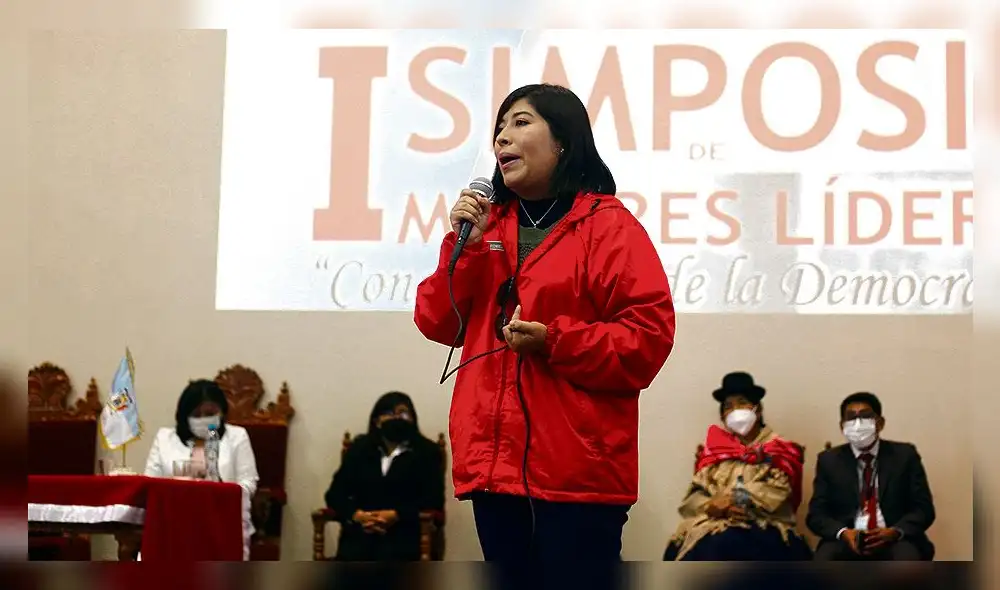 Betssy Chávez. Ministra de Trabajo Puno en evento por la mujer.