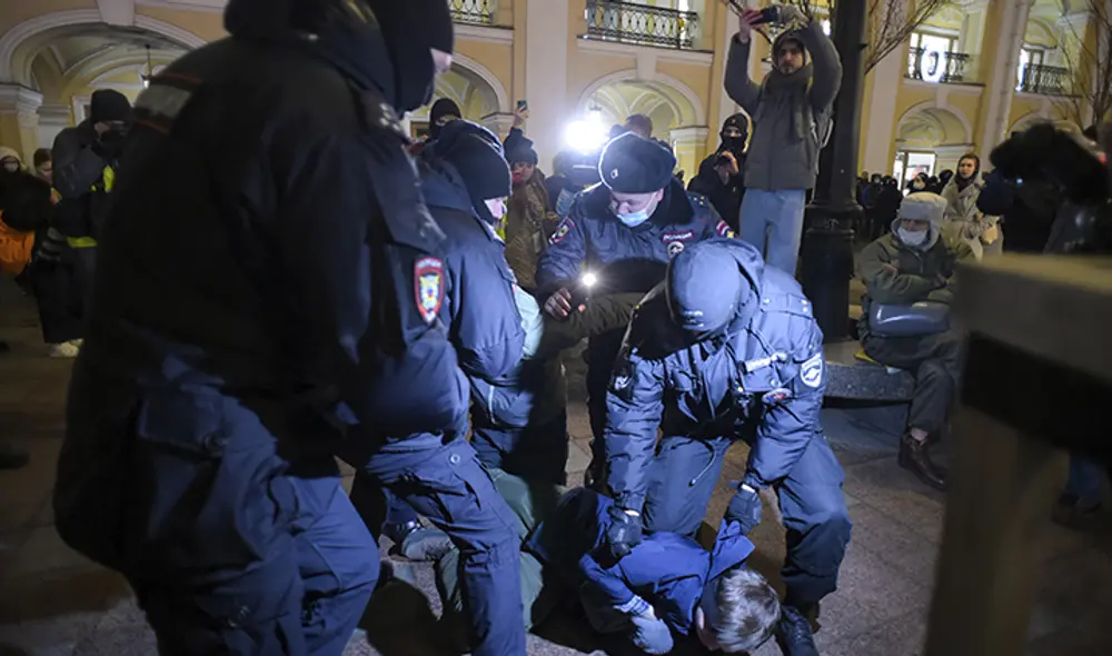 La policía detiene a los manifestantes durante una protesta contra la invasión rusa de Ucrania en el centro de San Petersburgo, Rusia. Foto: AFP La policía detiene a los manifestantes durante una protesta contra la invasión rusa de Ucrania en el centro de San Petersburgo, Rusia. Foto: AFP