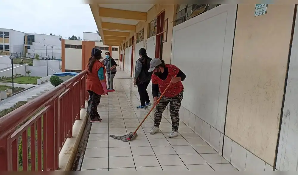 En esta jornada de limpieza también participaron algunos alumnos de nivel secundario del colegio Independencia Americana. Foto: URPI/Wilder Pari En esta jornada de limpieza también participaron algunos alumnos de nivel secundario del colegio Independencia Americana. Foto: URPI/Wilder Pari