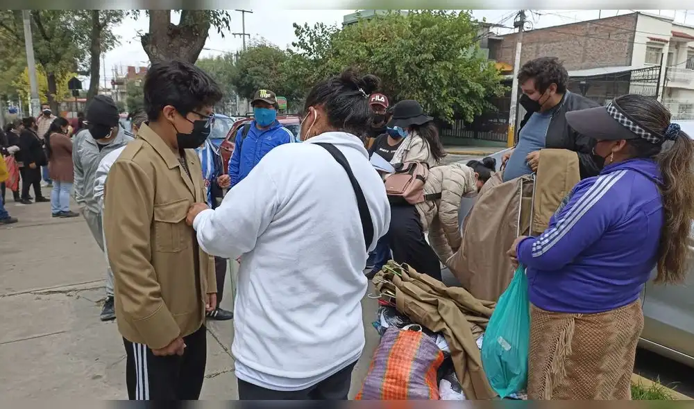 Padres de familia aprovecharon para comprar uniformes escolares. Foto: URPI/Wilder Pari