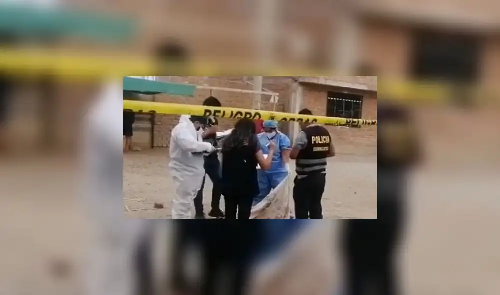 Agentes de la Sección de Homicidios de Trujillo llegaron para inspeccionar la zona. Foto: captura video Sol Tv Agentes de la Sección de Homicidios de Trujillo llegaron para inspeccionar la zona. Foto: captura video Sol Tv
