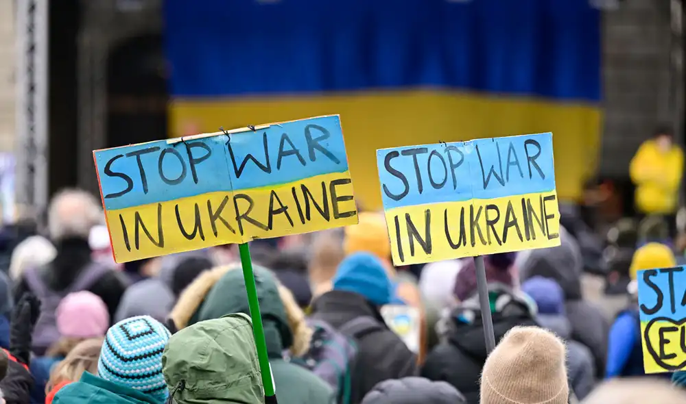 Muchas personas abogan por el alto al fuego por motivos humanitarios. Foto: AFP Muchas personas abogan por el alto al fuego por motivos humanitarios. Foto: AFP