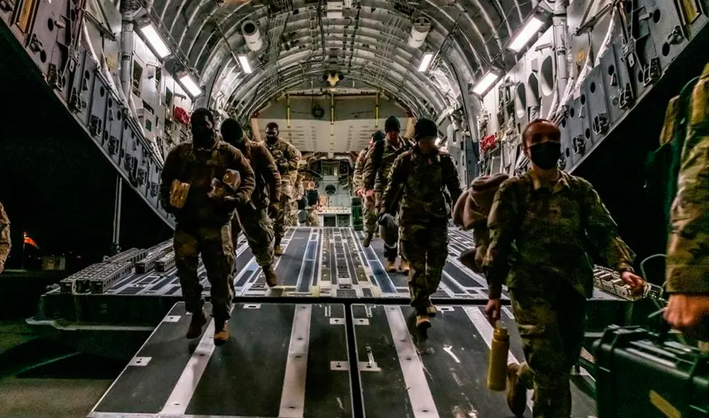 Los voluntarios fueron convocados a presentarse en las embajadas ucranianas en sus respectivos países. Foto: EFE Los voluntarios fueron convocados a presentarse en las embajadas ucranianas en sus respectivos países. Foto: EFE