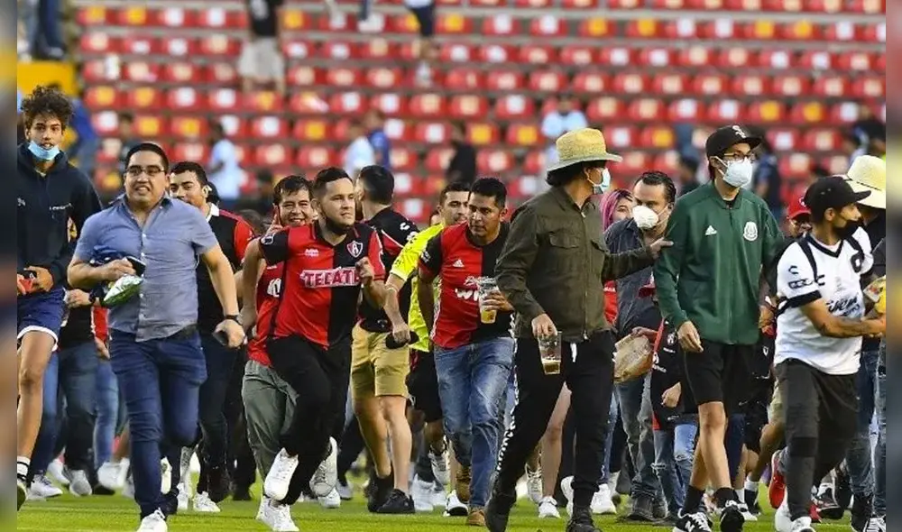 El trágico partido entre Querétaro y Atlas se suspendió en el complemento. Foto: AFP El trágico partido entre Querétaro y Atlas se suspendió en el complemento. Foto: AFP