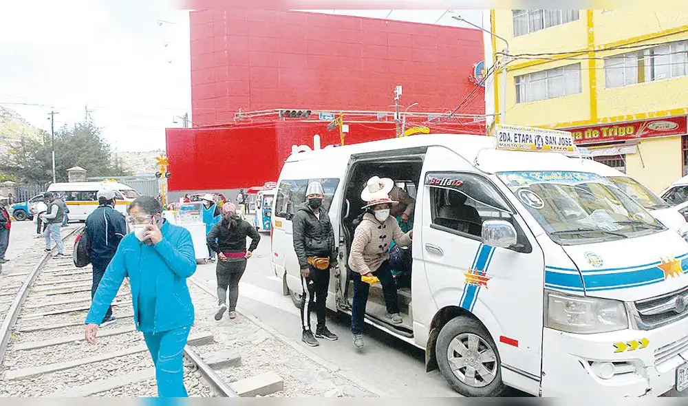 Rechazo. Transportistas no aceptan rebajar costo de pasaje. Foto: Juan Carlos Cisneros/La República