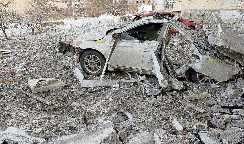 Bombardeo. Las víctimas yacen en el suelo después de un ataque del ejército ruso en la ciudad ucraniana de Kharkiv. Foto: AFP Bombardeo. Las víctimas yacen en el suelo después de un ataque del ejército ruso en la ciudad ucraniana de Kharkiv. Foto: AFP