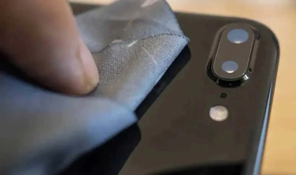 Un paño de microfibra es la opción más recomendable para limpiar la cámara de tu smartphone. Foto: Cienradios