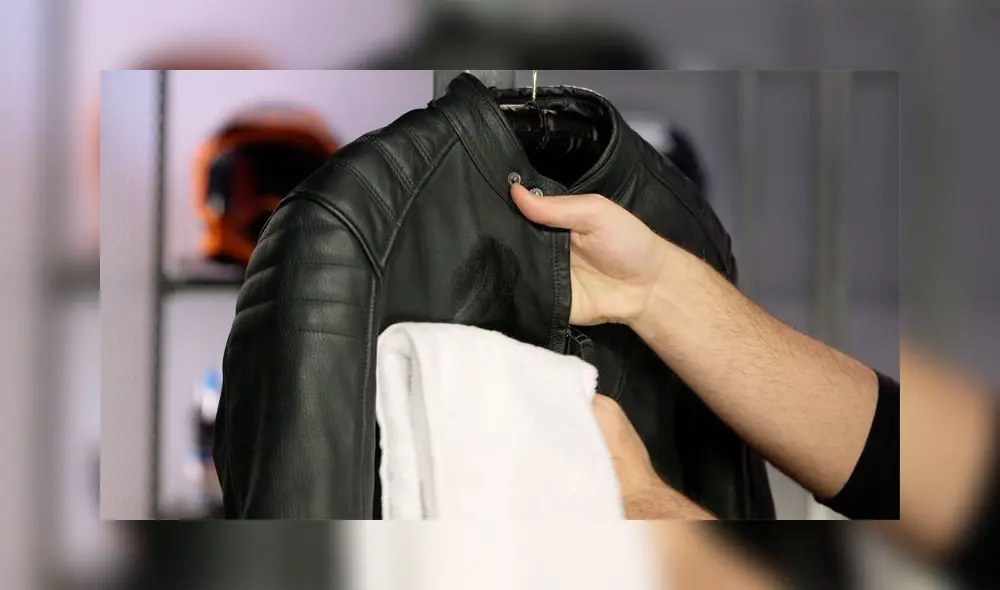 Pasar un paño remojado en agua caliente y amoniaco ayudará a quitar los malos olores de las casacas. Foto: lavatodo