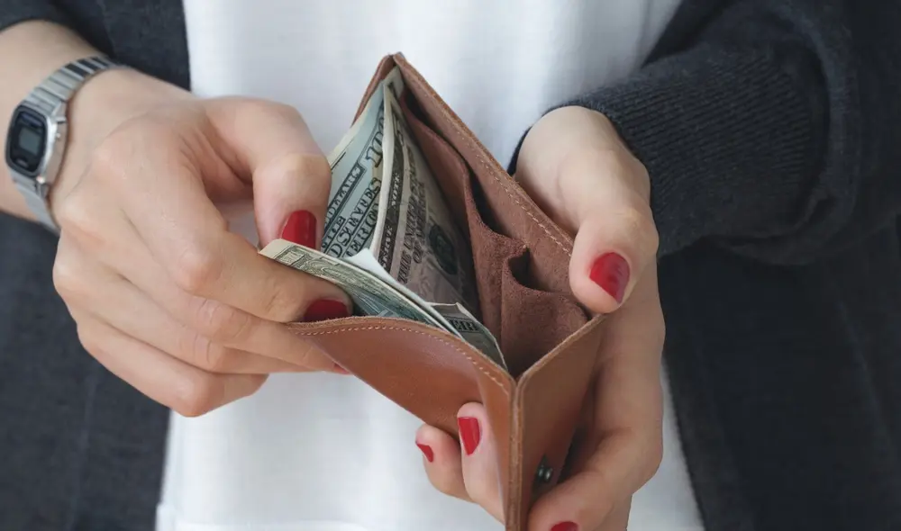 El 60% de las mujeres que envían remesas tienen entre 23 y 39 años. Foto: Envato.