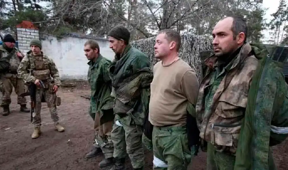 Las autoridades ucranianas pusieron en fila a diez jóvenes soldados rusos bajo las luces de neón de una sala de prensa de Kiev, con el rostro demacrado o con rasguños. Foto: AFP / referencial