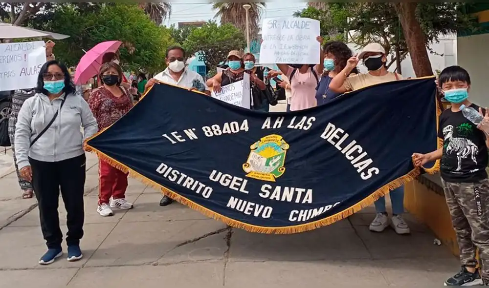 Maestros realizaron plantón para demandar entrega de ambientes de colegio. Foto: RSD