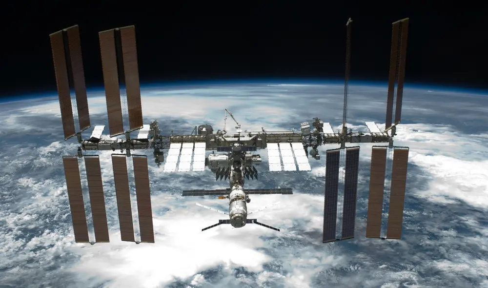 Rusia advirtió a Estados Unidos que, si cortan su cooperación espacial en la Estación Espacial Internacional, este laboratorio descendería de su órbita e impactaría con América o Europa. Foto: NASA