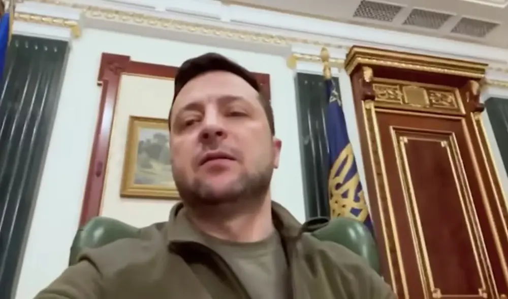 Volodimir Zelenski se expresó desde la oficina de la Presidencia en Kiev (Ucrania). Foto: captura de Офіс Президента України / YouTube Volodimir Zelenski se expresó desde la oficina de la Presidencia en Kiev (Ucrania). Foto: captura de Офіс Президента України / YouTube
