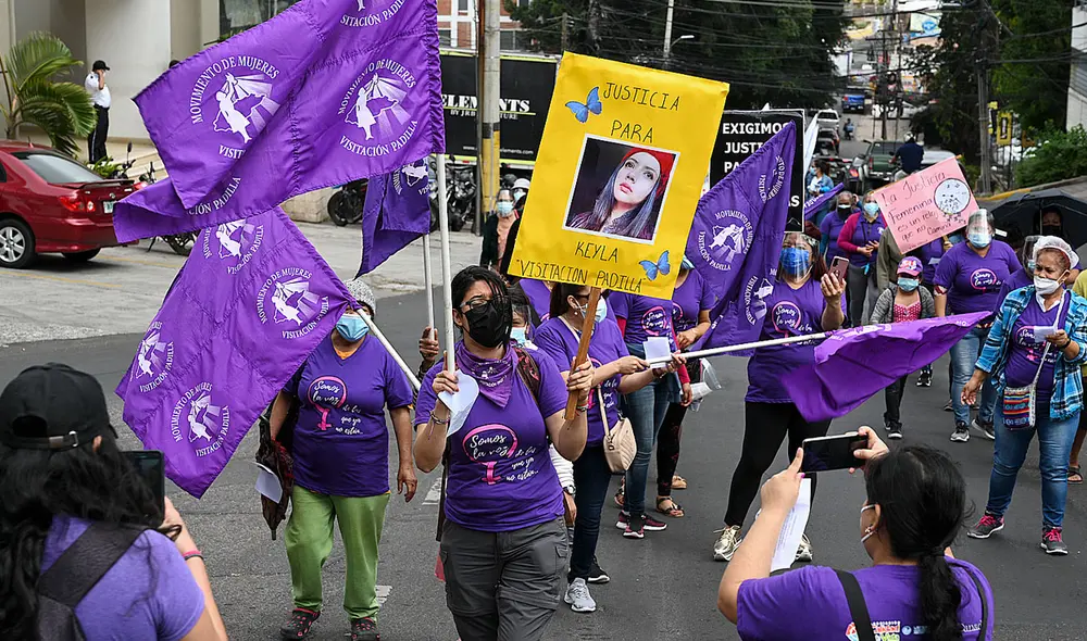 La asociación del color morado con las luchas feministas data de inicios del siglo XX. Foto: AFP