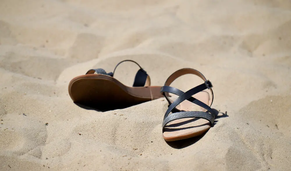 Descubre los más sencillos y efectivos trucos caseros para eliminar las huellas de sudor de tus sandalias. Foto: AFP