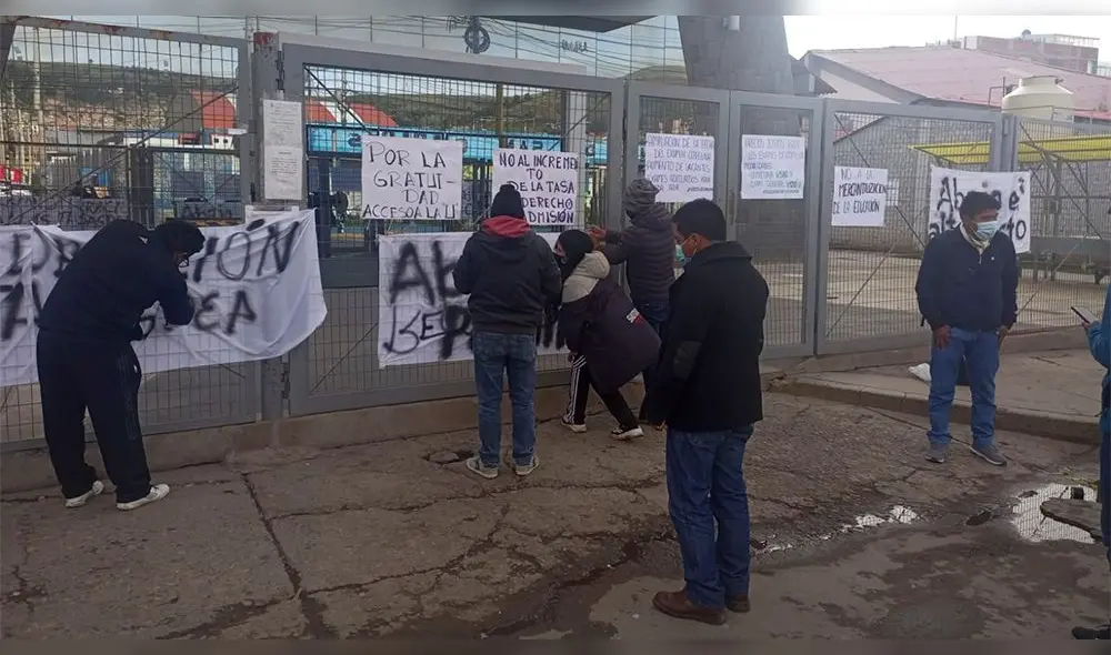Postulantes exigen rebaja de la tasa, caso contrario, continuarán con su medida de lucha. Foto: El Portal Universitario