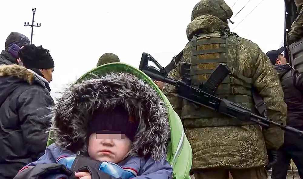 Huyen de su tierra. Un niño ucraniano espera el turno de sus padres para pasar a Polonia. Foto: EFE Huyen de su tierra. Un niño ucraniano espera el turno de sus padres para pasar a Polonia. Foto: EFE