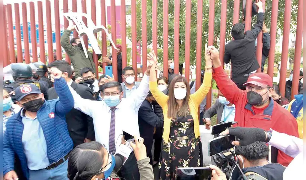 Postura. Gobernadora Kimmerlee Gutiérrez y presidente de Consejo José Luis Hancco alzaron las manos con la promesa de reactivar Majes II. Foto: La República Postura. Gobernadora Kimmerlee Gutiérrez y presidente de Consejo José Luis Hancco alzaron las manos con la promesa de reactivar Majes II. Foto: La República