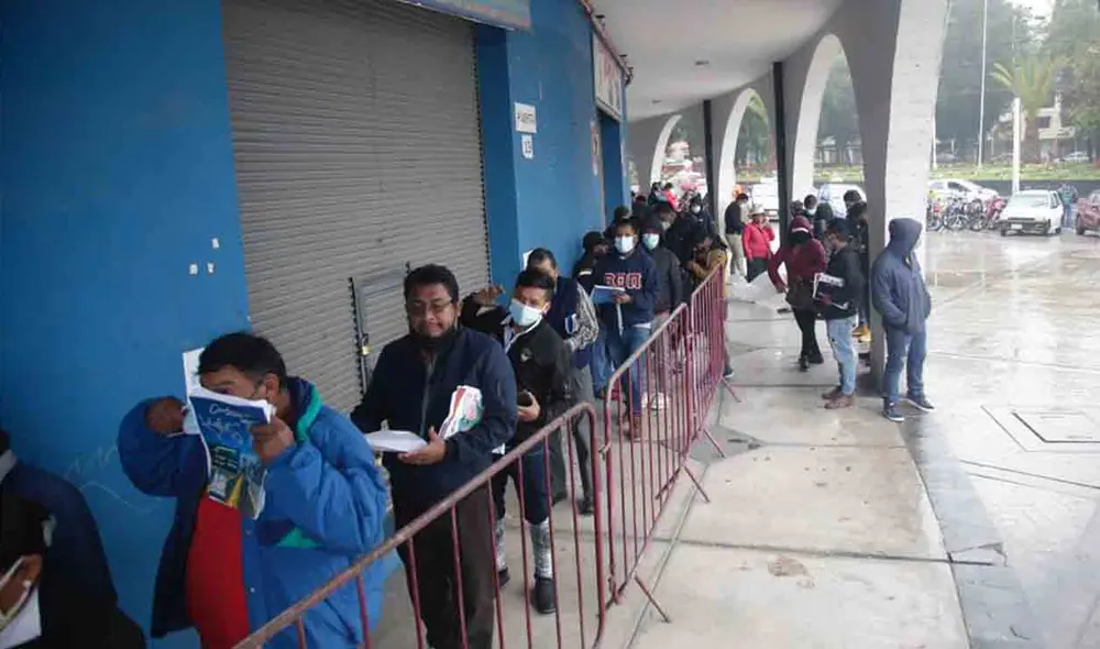 Colas para la subasta de vehículos de la MPA en el coliseo Arequipa. Fotos: La República/Rodrigo Talavera
