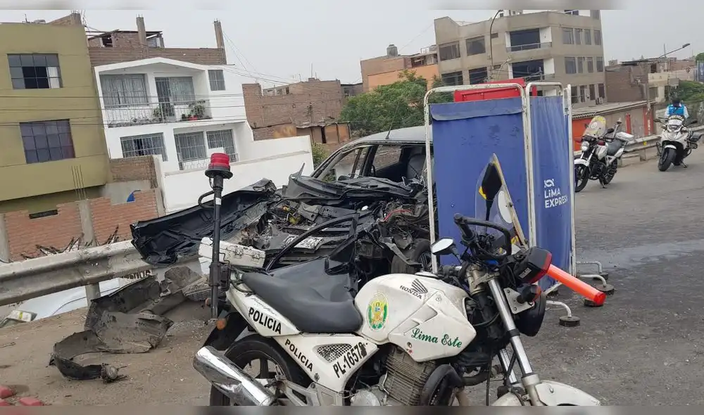 El cuerpo del chofer sigue en el auto a la espera de la llegada de peritos. Foto: Deysi Portuguez / URPI-LR El cuerpo del chofer sigue en el auto a la espera de la llegada de peritos. Foto: Deysi Portuguez / URPI-LR