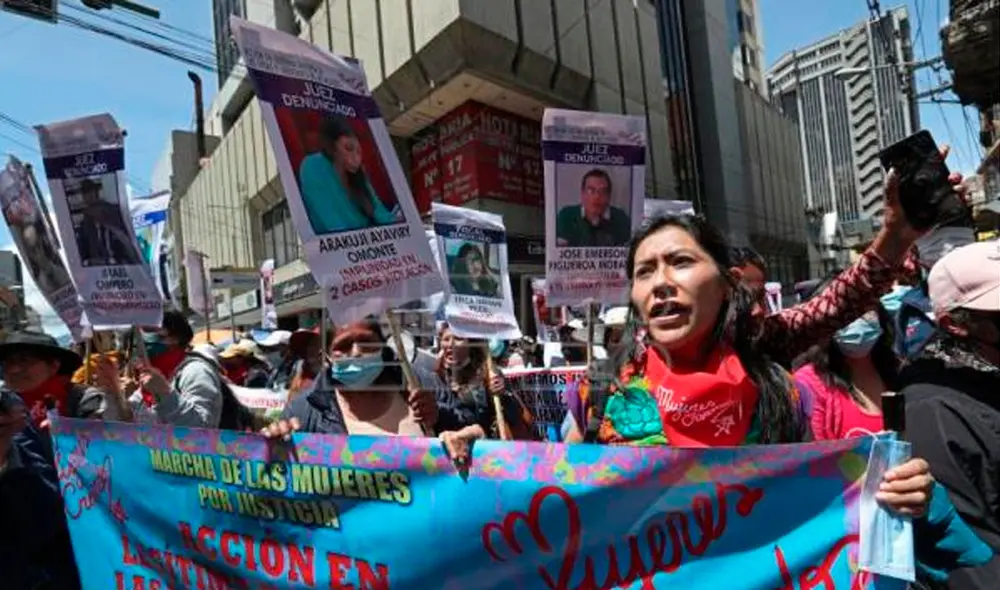 Las mujeres muestran carteles con retratos e información de acusados o sentenciados de violación, de jueces y fiscales que han liberado a implicados en casos de violencia machista o de feminicidios. Foto: EFE Las mujeres muestran carteles con retratos e información de acusados o sentenciados de violación, de jueces y fiscales que han liberado a implicados en casos de violencia machista o de feminicidios. Foto: EFE