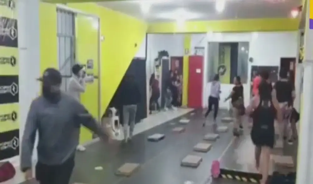 Mujeres salieron corriendo tras asalto. Lamentablemente, muchos sufrieron robos. Foto: captura de Latina