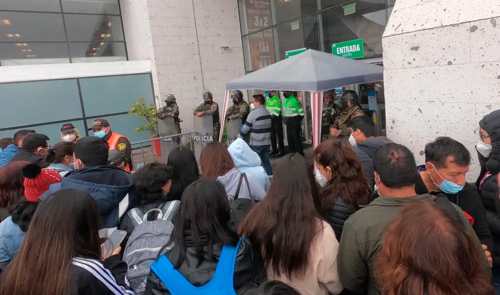 Decenas de pasajeros solicitan información sobre reprogramación de vuelos. Foto: La República Decenas de pasajeros solicitan información sobre reprogramación de vuelos. Foto: La República