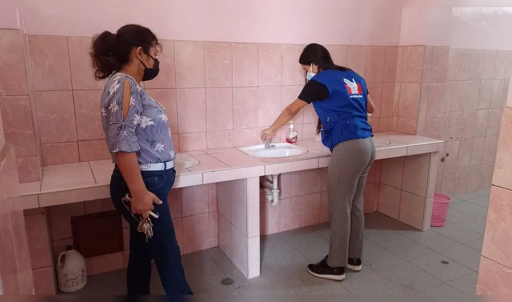 Supervisores verificaron estado de servicios higiénicos en colegios. Foto: DP