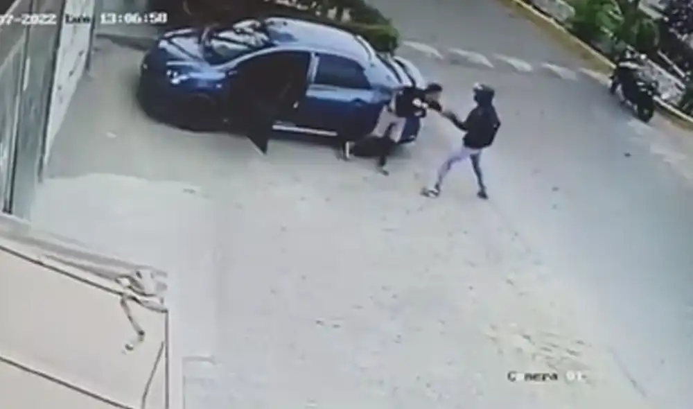 Delincuente forcejeo con la víctima y le disparó para que suelte el celular. Foto: captura de vídeo de cámaras de seguridad Delincuente forcejeo con la víctima y le disparó para que suelte el celular. Foto: captura de vídeo de cámaras de seguridad