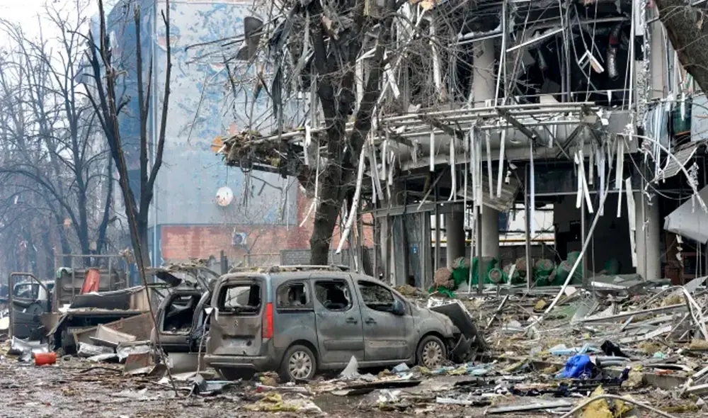 No se sabe cuánto tiempo la niña, llamada Tanya, estuvo atrapada viva en las ruinas, donde también encontraron muerta a su madre. Foto: AFP
