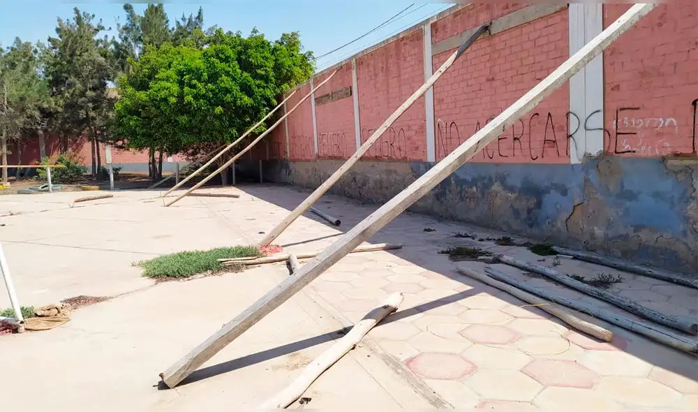 Cerco perimétrico de centro educativo está a punto de colapsar. Foto: Rosa Quincho/ La República Cerco perimétrico de centro educativo está a punto de colapsar. Foto: Rosa Quincho/ La República