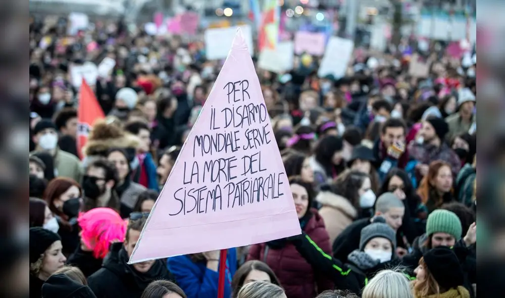 Activistas por los derechos de las mujeres llevan pancartas durante una manifestación para conmemorar el Día Internacional de la Mujer en Roma. Foto: EFE