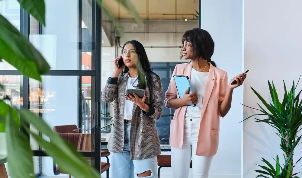 De acuerdo con un estudio de la Cámara de Comercio de Lima, el 15% de mujeres inició las operaciones de su emprendimiento entre los 18 y 25 años. Foto: Envato. De acuerdo con un estudio de la Cámara de Comercio de Lima, el 15% de mujeres inició las operaciones de su emprendimiento entre los 18 y 25 años. Foto: Envato.