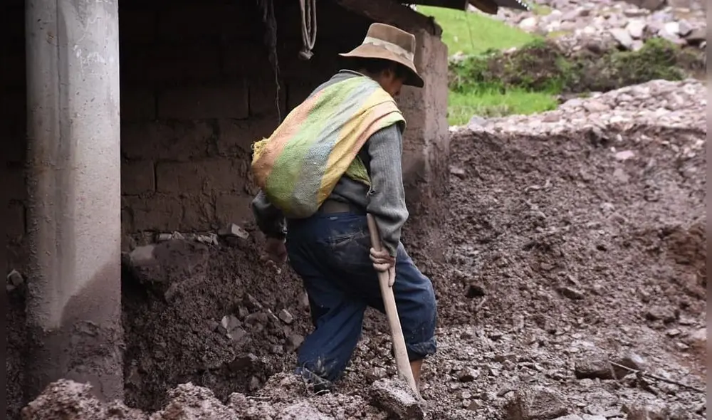Damnificados fueron ubicados temporalmente en el campo del estadio comunal. Foto: OGRS