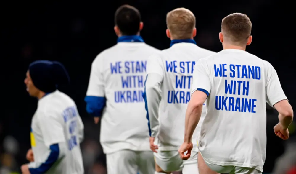 En la Premier League se transmiten muestra de apoyo a Ucrania. Foto: EFE En la Premier League se transmiten muestra de apoyo a Ucrania. Foto: EFE
