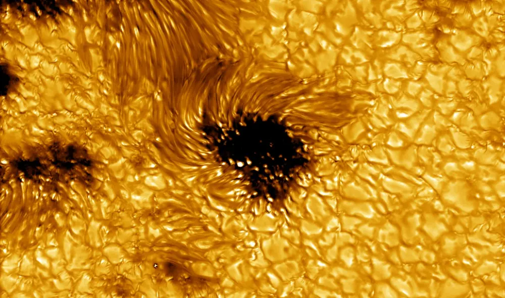 Las manchas solares lucen como zonas oscuras en la superficie del astro. Foto: NSO / AURA / NSF