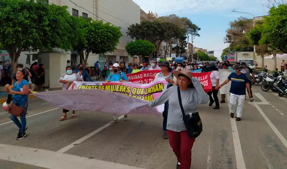 En este recorrido, se ha recordado a las mujeres que han sido víctimas de feminicidio. Foto: Rosa Quincho/URPI-GLR En este recorrido, se ha recordado a las mujeres que han sido víctimas de feminicidio. Foto: Rosa Quincho/URPI-GLR