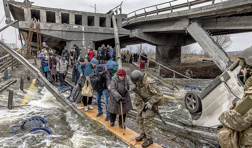Los padres de los menores que buscan refugio en el extranjero se quedan en casa para luchar o proteger a los mayores. Foto: EFE Los padres de los menores que buscan refugio en el extranjero se quedan en casa para luchar o proteger a los mayores. Foto: EFE