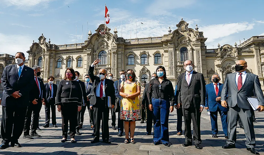 El dato. El primer ministro Aníbal Torres y los integrantes de su gabinete saliendo de Palacio de Gobierno antes de ir al Congreso a solicitar la confianza. La imagen evidencia la falta de paridad. Foto: difusión