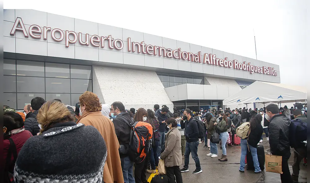 Espera. Cientos de pasajeros esperaron ayer que aerolíneas reprogramen sus vuelos que se suspenden desde el domingo. Foto: Rodrigo Talavera/ La República