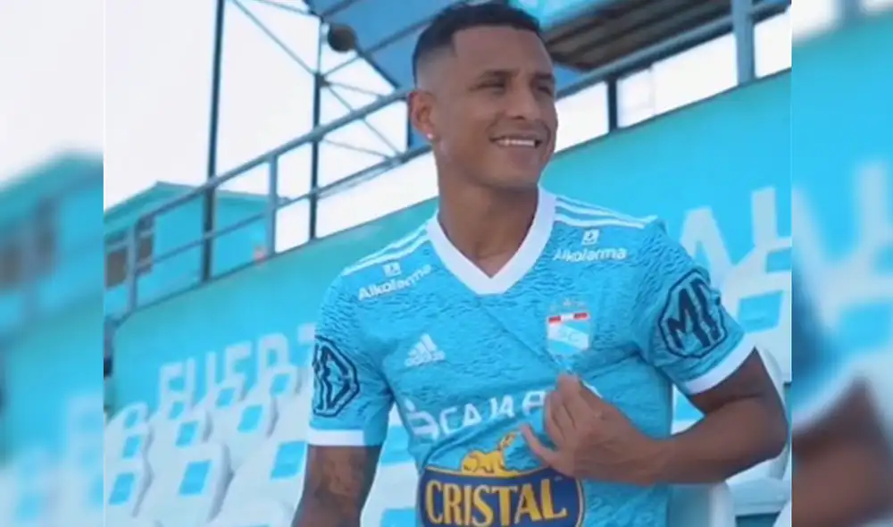 Yoshimar Yotún grabó el video de su presentación en el estadio Alberto Gallardo. Foto: captura de Sporting Cristal Yoshimar Yotún grabó el video de su presentación en el estadio Alberto Gallardo. Foto: captura de Sporting Cristal