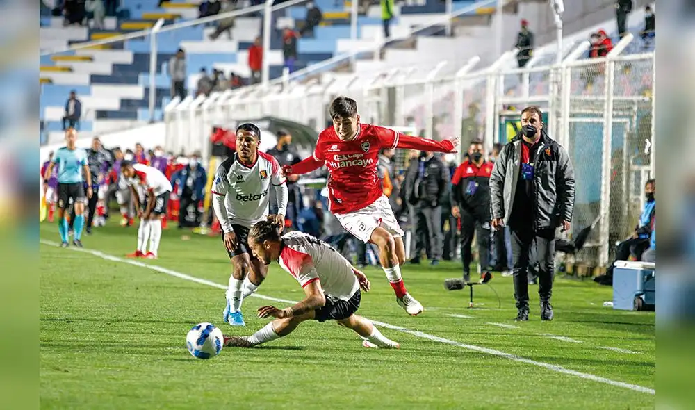 Pierna fuerte. Por momentos el partido se tornó disputado en el mediocampo. Foto: Juan Carlos Cisneros/ La República Pierna fuerte. Por momentos el partido se tornó disputado en el mediocampo. Foto: Juan Carlos Cisneros/ La República